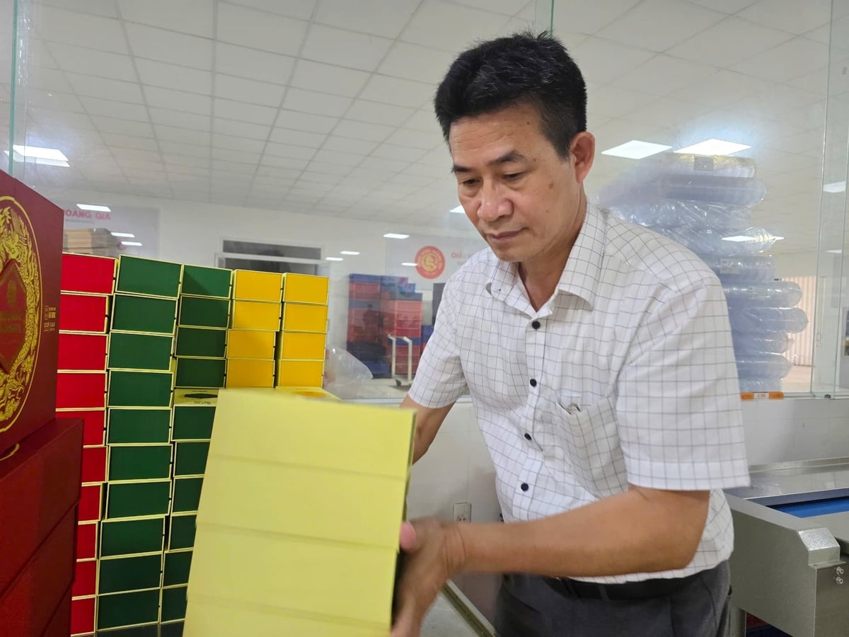 Ông Đào Quang Chuyện là người đã có nhiều năm gắn bó với lĩnh vực sản xuất, kinh doanh sản phẩm bánh đậu xanh và luôn đau đáu để nâng tầm giá trị sản phẩm. Ảnh: Đinh Mười.