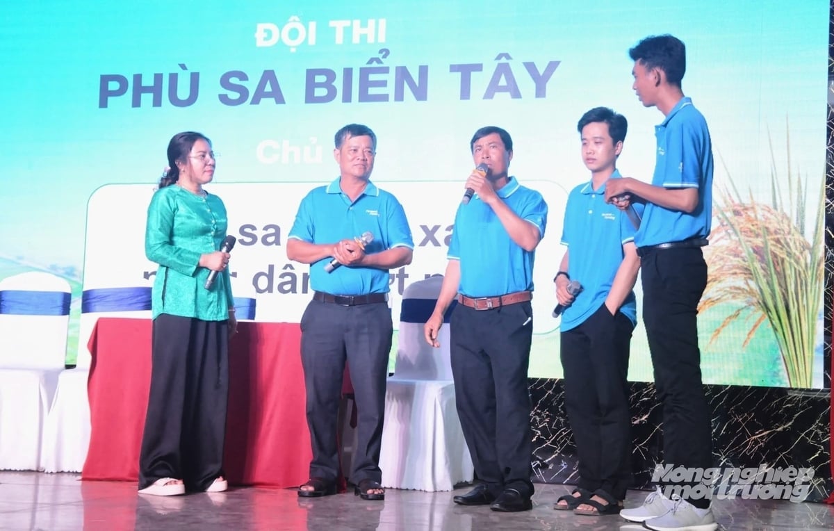 Các đội thi Hành trình Lúa xanh trình bày Tiểu phẩm sân khấu hóa mô hình sản xuất lúa bền vững. Ảnh: Trung Chánh.