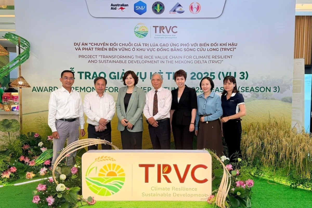 این جایزه برای تقدیر از کسب و کارهای پیشگام در تحول کشاورزی سبز برگزار شد. عکس: ThaiBinh Seed. Giải thưởng được tổ chức nhằm ghi nhận các doanh nghiệp tiên phong chuyển đổi nông nghiệp xanh. Ảnh: ThaiBinh Seed.