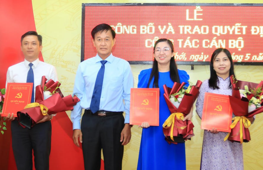 Der Parteiausschuss des Wahlkreises My Thoi hat Entscheidungen über Personalernennungen getroffen. Tỉnh ủy viên, Bí thư Đảng ủy, Chủ tịch HĐND phường Mỹ Thới Trần Minh Nhựt trao Quyết định điều động Chánh văn phòng, bổ nhiệm Phó Chủ tịch UBMTTQVN phường