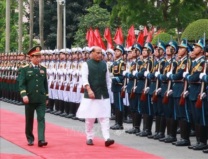 Phó Thủ tướng, Bộ trưởng Quốc phòng Phan Văn Giang và Bộ trưởng Quốc phòng Ấn Độ Rajnath Singh duyệt Đội Danh dự QĐND Việt Nam. Ảnh: Trọng Đức/TTXVN. Phó Thủ tướng, Bộ trưởng Quốc phòng Phan Văn Giang và Bộ trưởng Quốc phòng Ấn Độ Rajnath Singh duyệt Đội Danh dự QĐND Việt Nam. Ảnh: Trọng Đức/TTXVN.