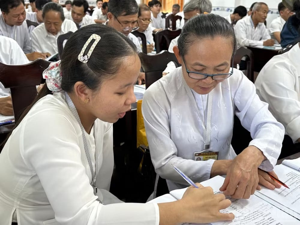 Trường Trung cấp Phật giáo Hòa Hảo có đông học viên thuộc nhiều lứa tuổi theo học. Trường Trung cấp Phật giáo Hòa Hảo có đông học viên thuộc nhiều lứa tuổi theo học.