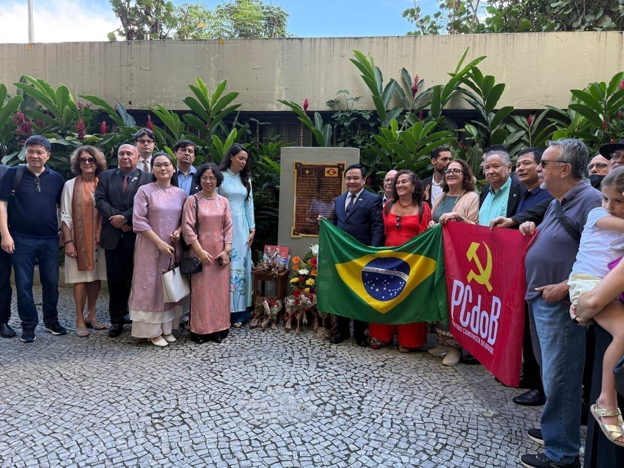 Lễ dâng hoa tại Biển kỷ niệm tôn vinh Chủ tịch Hồ Chí Minh tại thành phố Rio de Janeiro. Ảnh: TTXVN