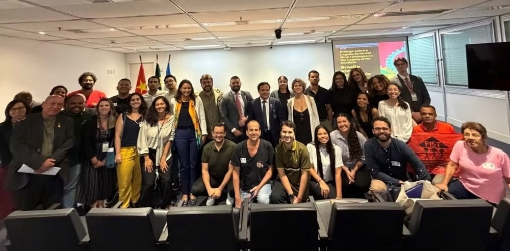 Các đại biểu tham dự tham dự Tọa đàm “Brazil-Việt Nam: Đối thoại về Di sản Hồ Chí Minh” do Hội đồng Lập pháp bang Rio de Janeiro (ALERJ) tổ chức. (Ảnh: Đại sứ quán Việt Nam tại Brazil)