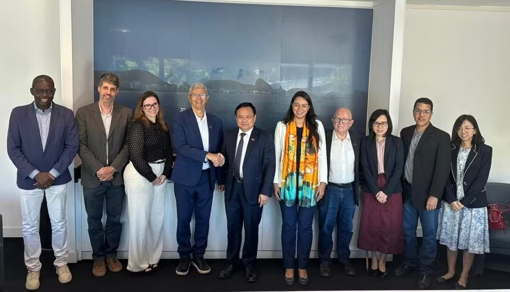 Đại sứ Bùi Văn Nghị và Đoàn công tác làm việc với Trường đại học Liên bang Rio de Janeiro. ﻿(Ảnh: Đại sứ quán Việt Nam tại Brazil)
