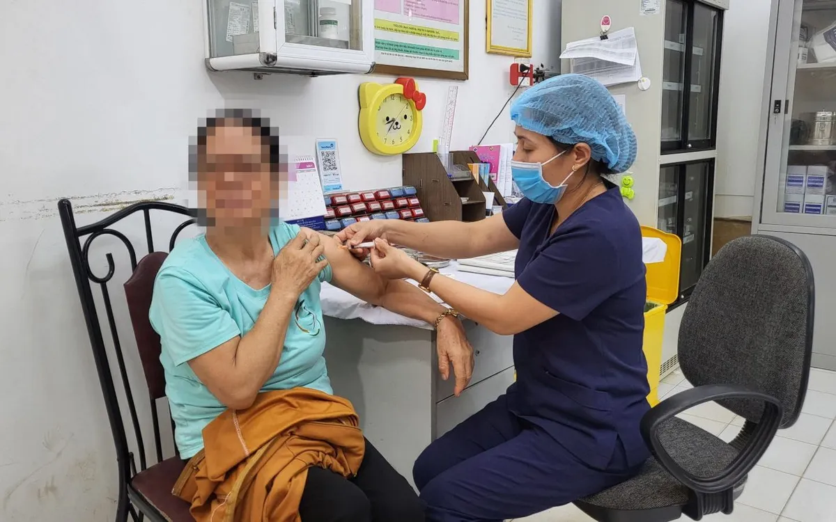 Người dân nên chủ động đến cơ sở tiêm vaccine và huyết thanh kháng dại sau khi bị chó cắn, mèo cào để phòng tránh bệnh dại.