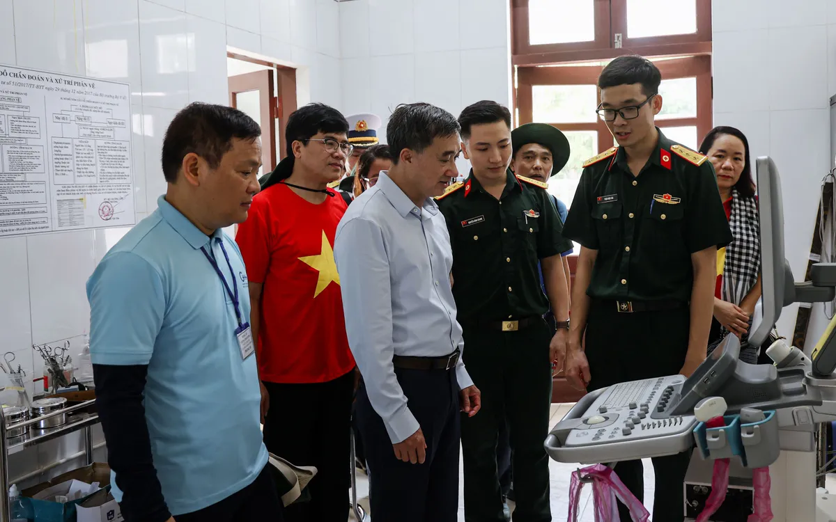 Thứ trưởng Trần Văn Thuấn và đoàn công tác của Bộ Y tế có mặt tại Bệnh xá đảo Nam Yết trong chuyến công tác đến Trường Sa vừa qua.