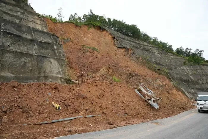 Nhiều điểm sạt lở trên đường dẫn vào cao tốc La Sơn - Hòa Liên - Ảnh 1.