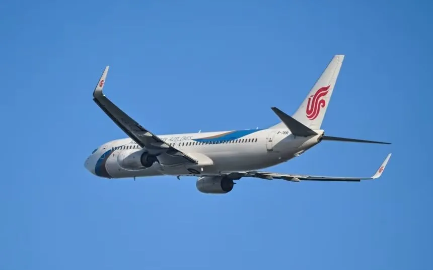 Máy bay Boeing 737-800 của Dalian Airlines cất cánh từ sân bay Chu Hải, tỉnh Quảng Đông, Trung Quốc, ngày 28/11/2025. (Ảnh: AFP/Getty Images)