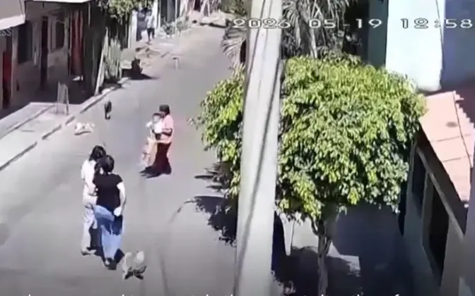 Oamenii își părăsesc locuințele pentru a scăpa de un cutremur în sudul Peru, 19 mai 2026 (Foto: AP) Người dân chạy ra khỏi nhà tránh động đất ở miền Nam Peru, ngày 19/5/2026 (Ảnh: AP)