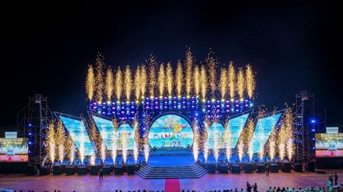 هنرمندان جوان به شهر ساحلی دانانگ هجوم می‌آورند، شهری که در حال تبدیل شدن به یک مرکز جدید جشنواره موسیقی است.