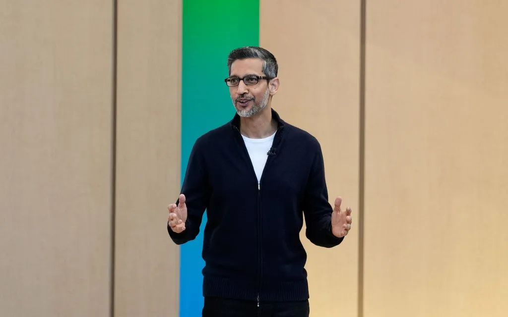 ساندار پیچای، مدیرعامل آلفابت، در رویداد Google I/O در مانتین ویو، کالیفرنیا، ایالات متحده، در 19 مه 2026 صحبت میکند. (عکس: AP) Giám đốc điều hành Alphabet Sundar Pichai phát biểu tại sự kiện Google I/O ở Mountain View, California, Mỹ, ngày 19/5/2026. (Ảnh: AP)
