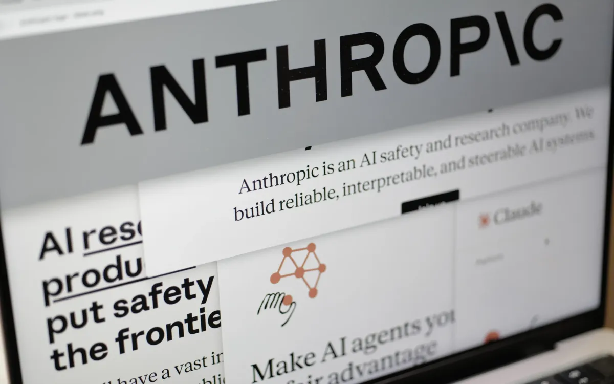 Logo và trang web của Anthropic hiển thị trên màn hình máy tính tại New York, Mỹ, ngày 26/2/2026. (Ảnh: AP)