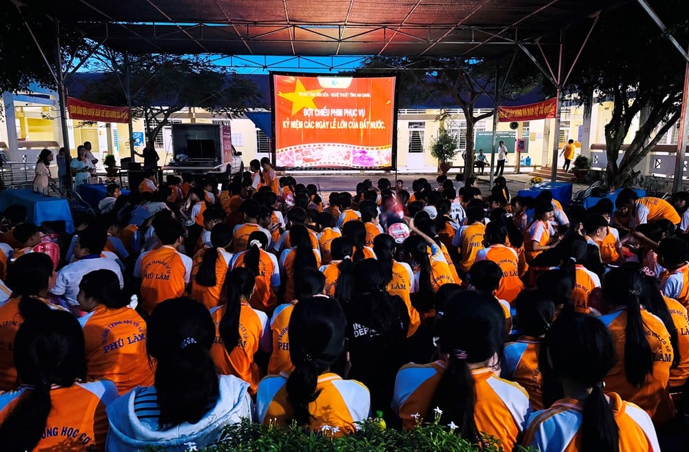 การฉายภาพยนตร์เกี่ยวกับประธานาธิบดีโฮจิมินห์สำหรับนักเรียนและประชาชนในตำบลฟู่หลำ - ภาพที่ 1