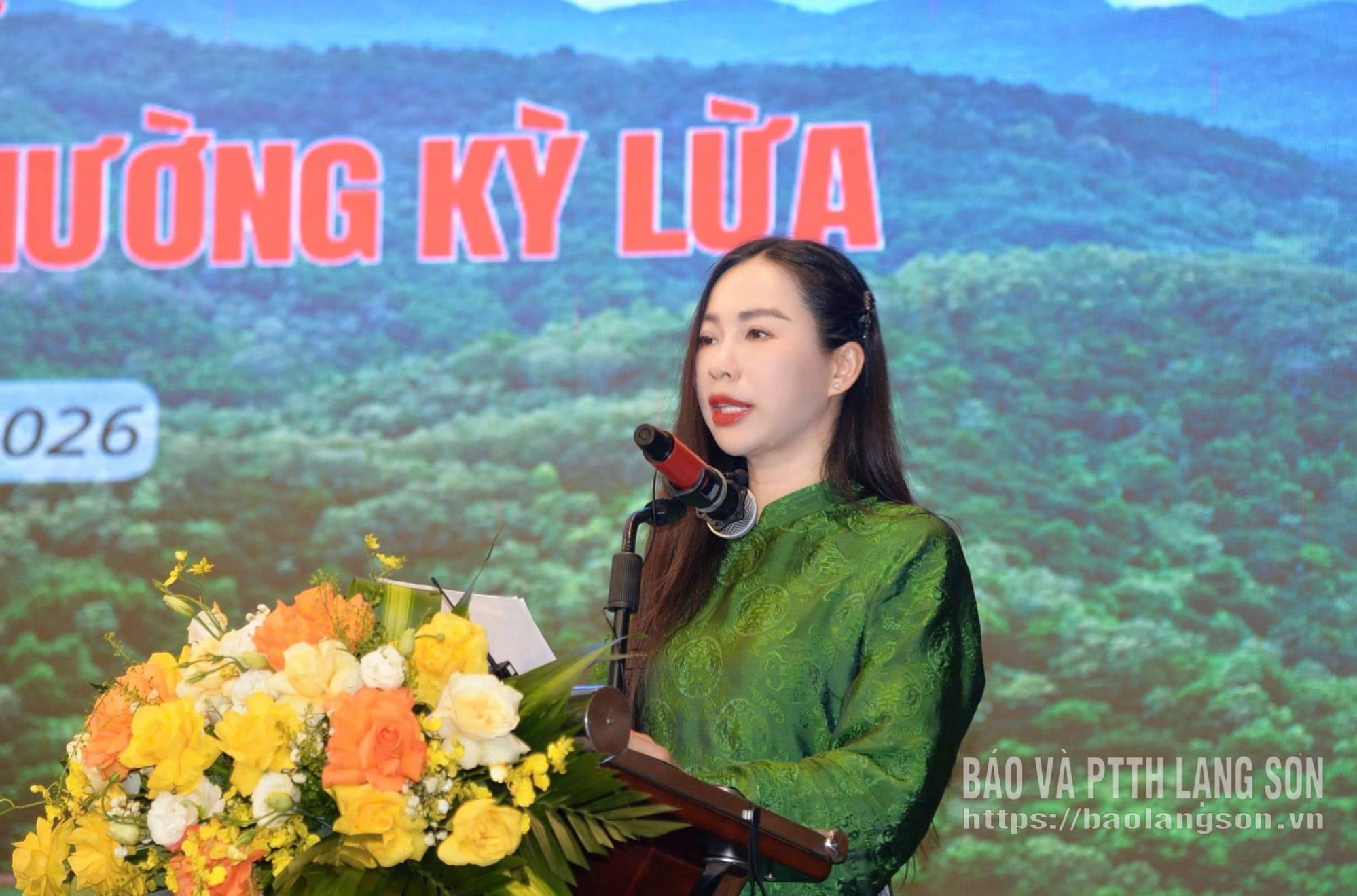 Lãnh đạo Trung tâm Xúc tiến Đầu tư, Thương mại và Du lịch tỉnh phát biểu tại hội nghị