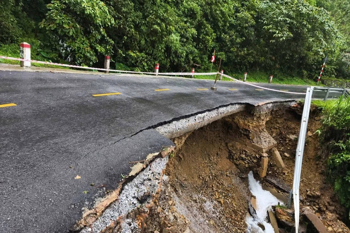 De fortes pluies et des inondations provoquent des glissements de terrain à Quang Ninh et des inondations localisées dans de nombreuses zones - Photo 2. Mưa lũ gây sạt lở đất Quảng Ninh , ngập úng cục bộ nhiều khu vực - Ảnh 2.