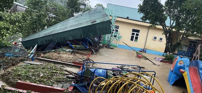 De fortes pluies et des inondations provoquent des glissements de terrain à Quang Ninh et des inondations localisées dans de nombreuses zones - Photo 3. Mưa lũ gây sạt lở đất Quảng Ninh , ngập úng cục bộ nhiều khu vực - Ảnh 3.