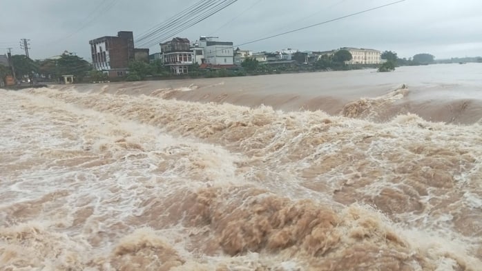 De fortes pluies et des inondations provoquent des glissements de terrain à Quang Ninh et des inondations localisées dans de nombreuses zones - Photo 4. Mưa lũ gây sạt lở đất Quảng Ninh , ngập úng cục bộ nhiều khu vực - Ảnh 4.