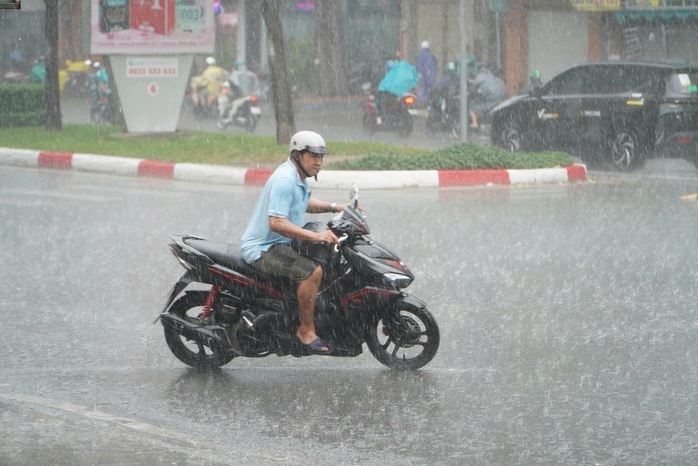 Thời tiết TPHCM: Mưa lớn kèm gió mạnh và sấm sét chiều nay - Ảnh 1.
