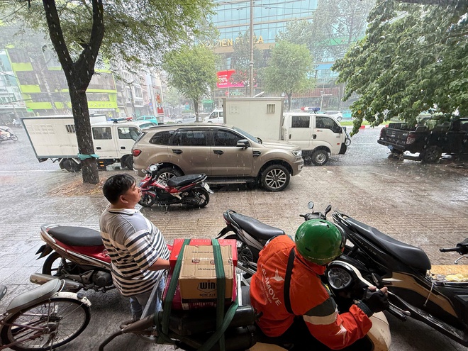 Thời tiết TPHCM: Mưa lớn kèm gió mạnh và sấm sét chiều nay - Ảnh 4.
