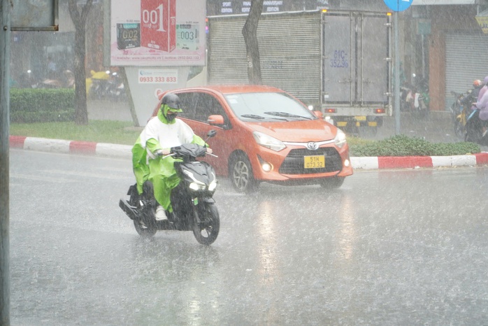 Thời tiết TPHCM: Mưa lớn kèm gió mạnh và sấm sét chiều nay - Ảnh 8.