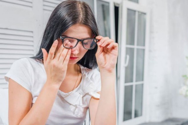 Ho dữ dội 5 phút, cô gái 33 tuổi vỡ mạch máu ở mắt - Ảnh 1.