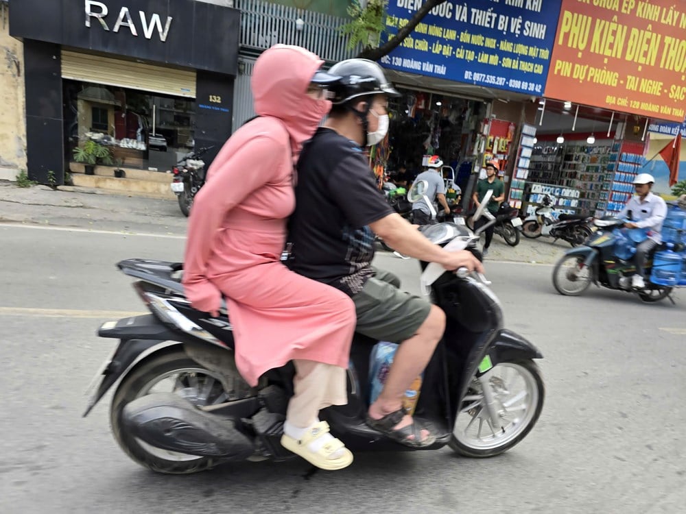 Różne style mody chroniącej przed słońcem w Hanoi - zdjęcie 9