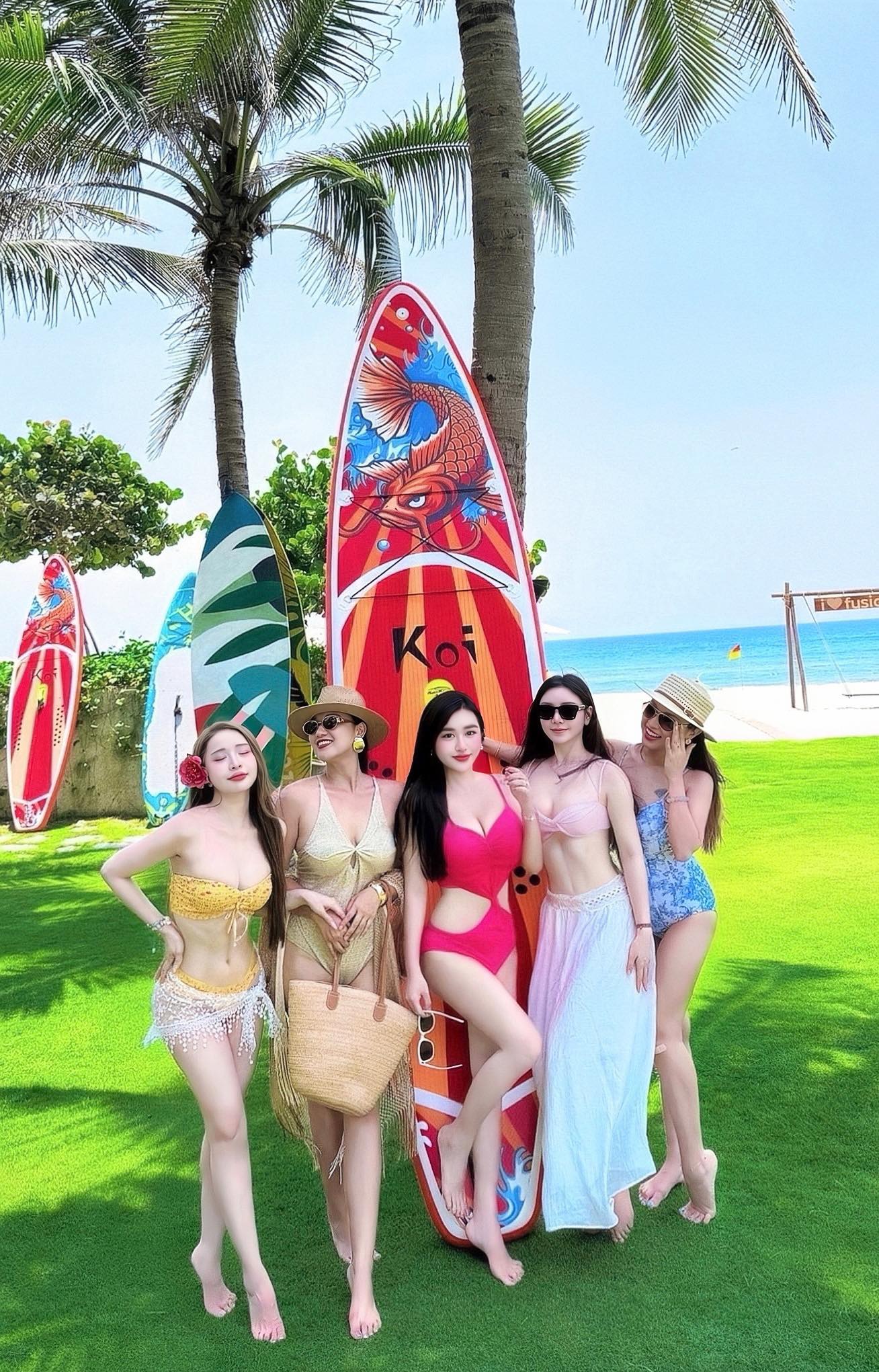 Hội bạn thân showbiz diện bikini rực rỡ tại bãi biển 2026 - Ảnh 1.