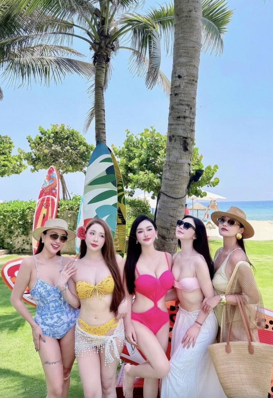 Hội bạn thân showbiz diện bikini rực rỡ tại bãi biển 2026 - Ảnh 2.