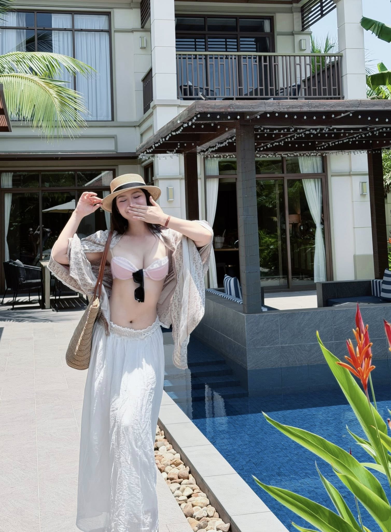 Hội bạn thân showbiz diện bikini rực rỡ tại bãi biển 2026 - Ảnh 4.