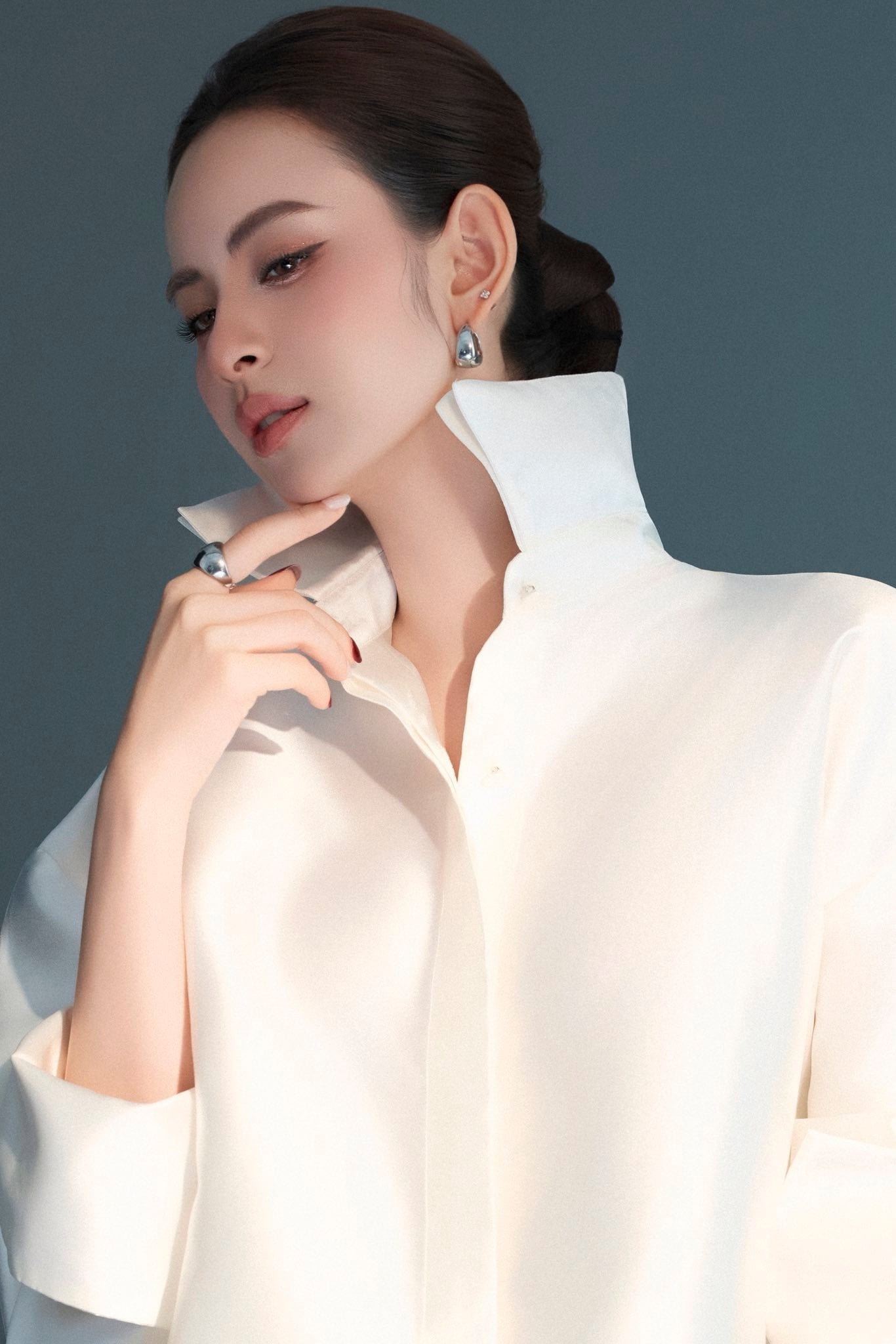 Huong Lien září elegantním stylem „bílá na bílém“ v módě roku 2026 - Foto 1. Hương Liên tỏa sáng với phong cách ' White on White ' đẳng cấp trong thời trang 2026 - Ảnh 1.