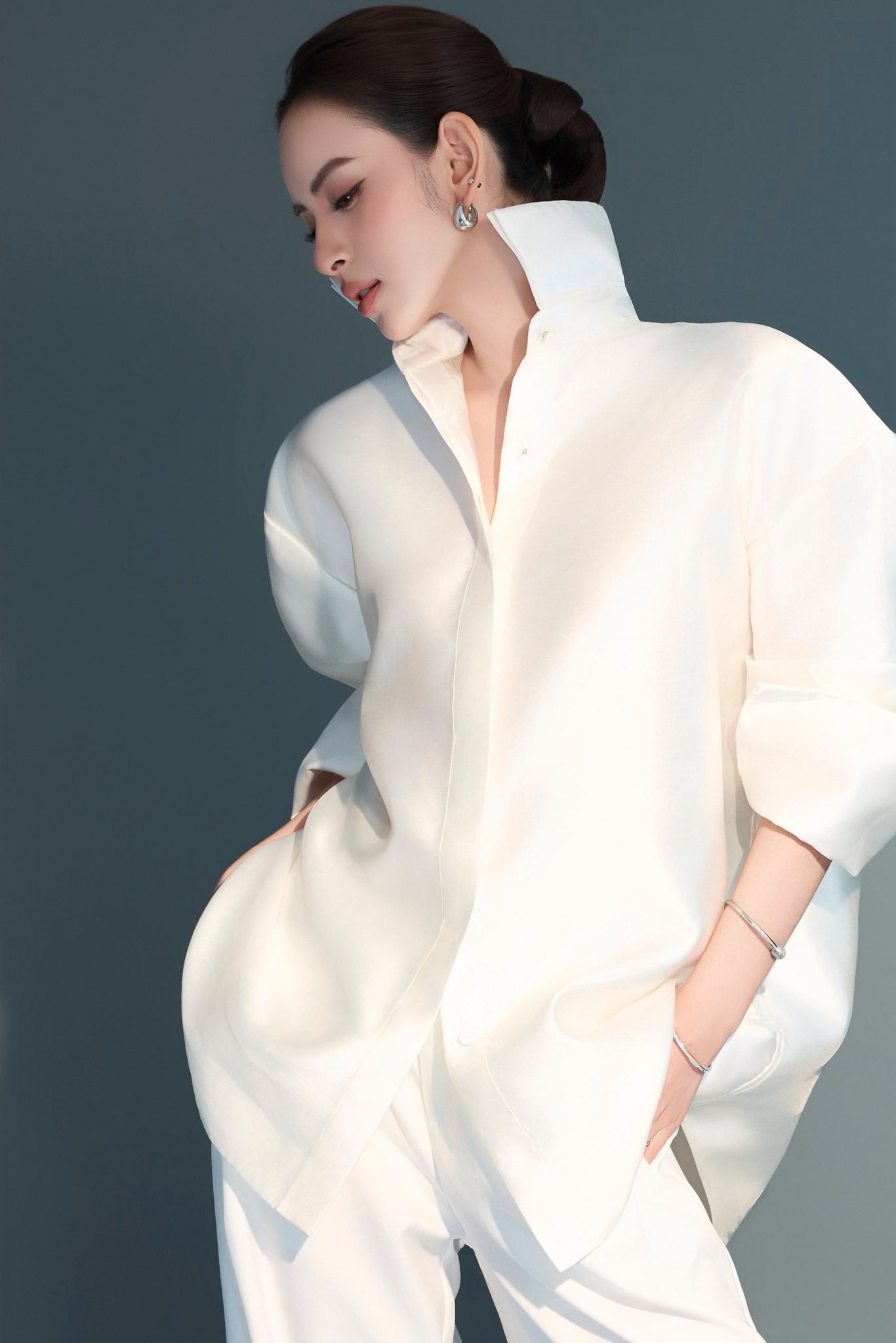 Huong Lien září elegantním stylem „bílá na bílém“ v módě roku 2026 - Foto 2. Hương Liên tỏa sáng với phong cách ' White on White ' đẳng cấp trong thời trang 2026 - Ảnh 2.