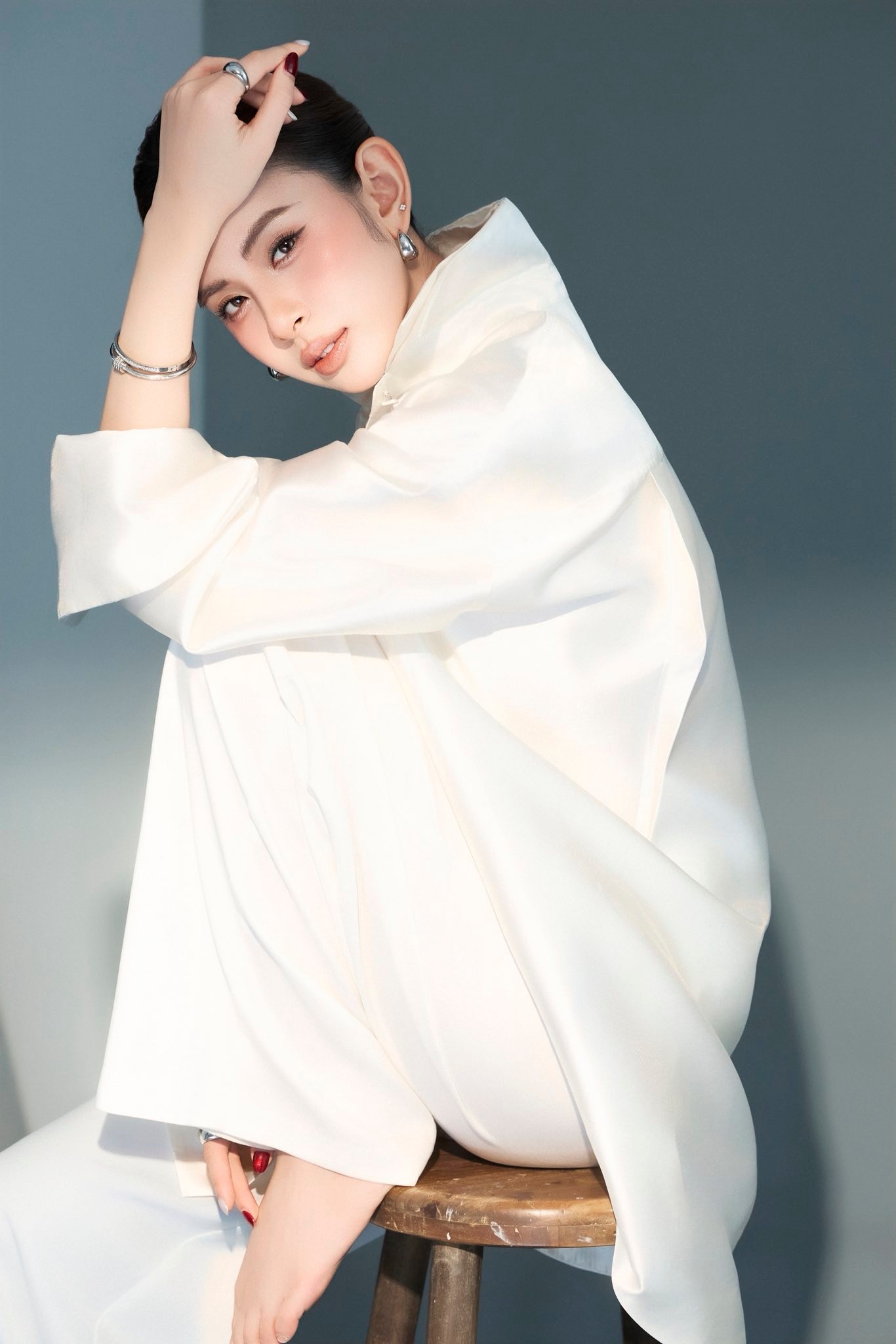 Huong Lien září elegantním stylem „bílá na bílém“ v módě roku 2026 - Foto 3. Hương Liên tỏa sáng với phong cách ' White on White ' đẳng cấp trong thời trang 2026 - Ảnh 3.