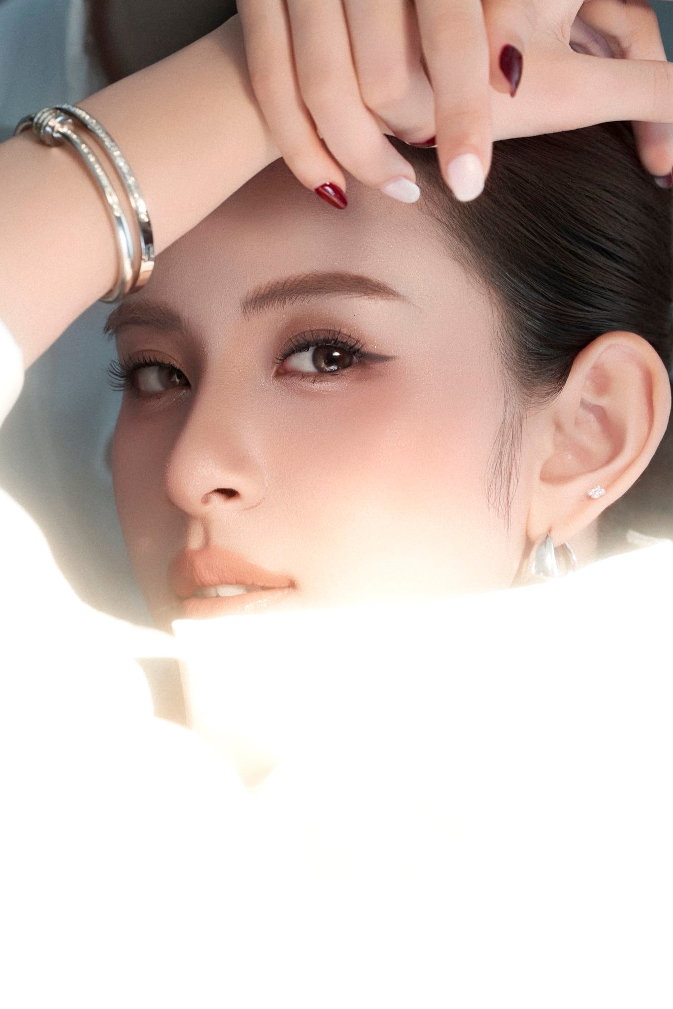 Huong Lien září elegantním stylem „bílá na bílém“ v módě roku 2026 - Foto 4. Hương Liên tỏa sáng với phong cách ' White on White ' đẳng cấp trong thời trang 2026 - Ảnh 4.