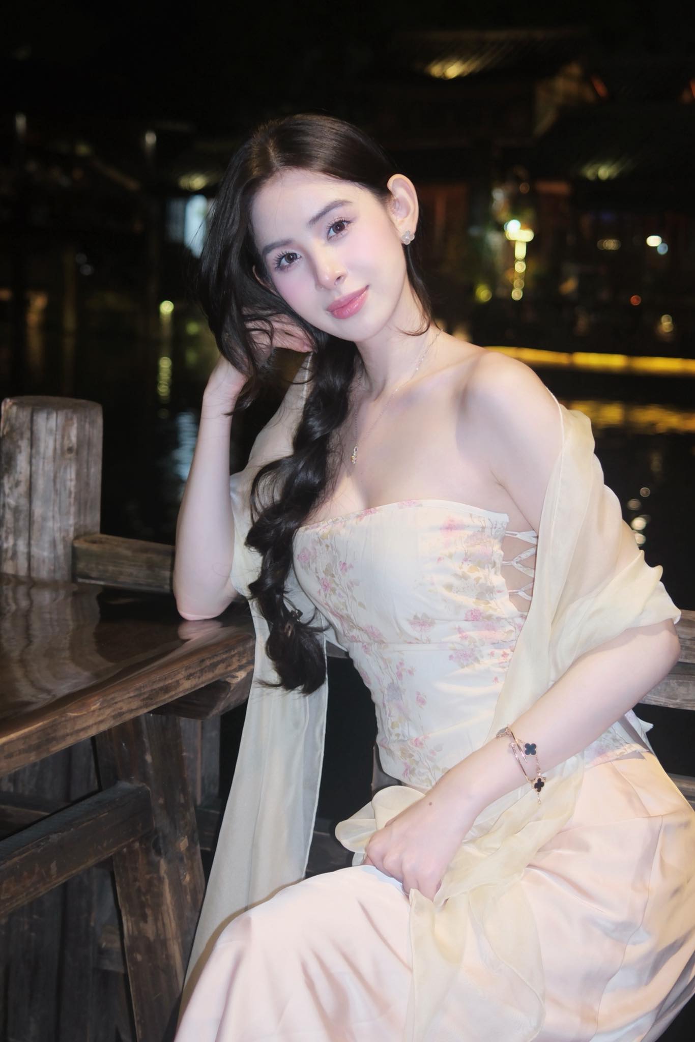 Huong Lien září elegantním stylem „bílá na bílém“ v módě roku 2026 - Foto 7. Hương Liên tỏa sáng với phong cách ' White on White ' đẳng cấp trong thời trang 2026 - Ảnh 7.