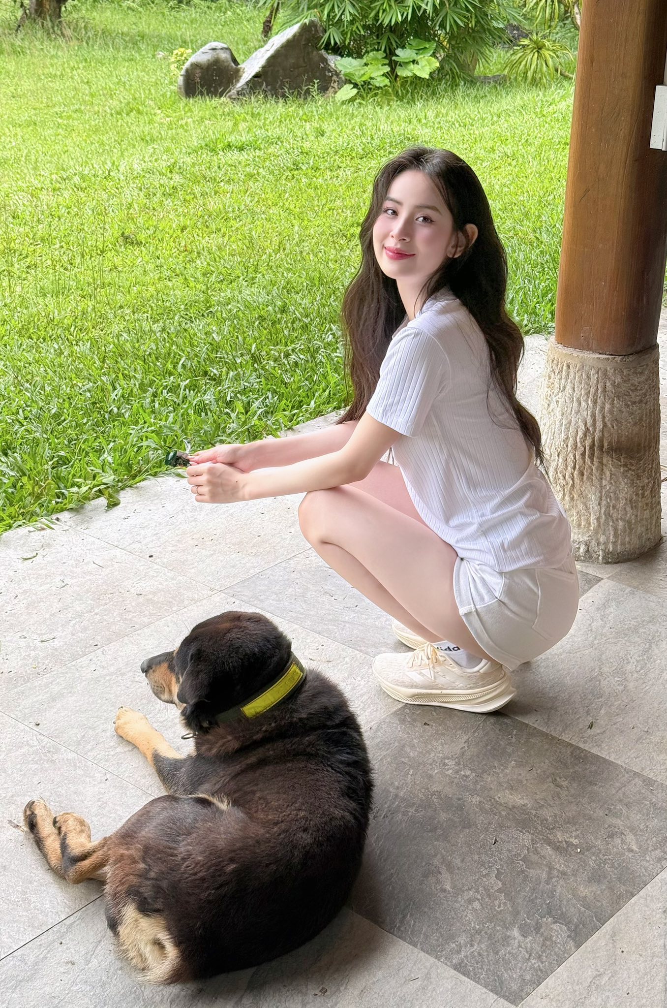 Huong Lien září elegantním stylem „bílá na bílém“ v módě roku 2026 - Foto 8. Hương Liên tỏa sáng với phong cách ' White on White ' đẳng cấp trong thời trang 2026 - Ảnh 8.