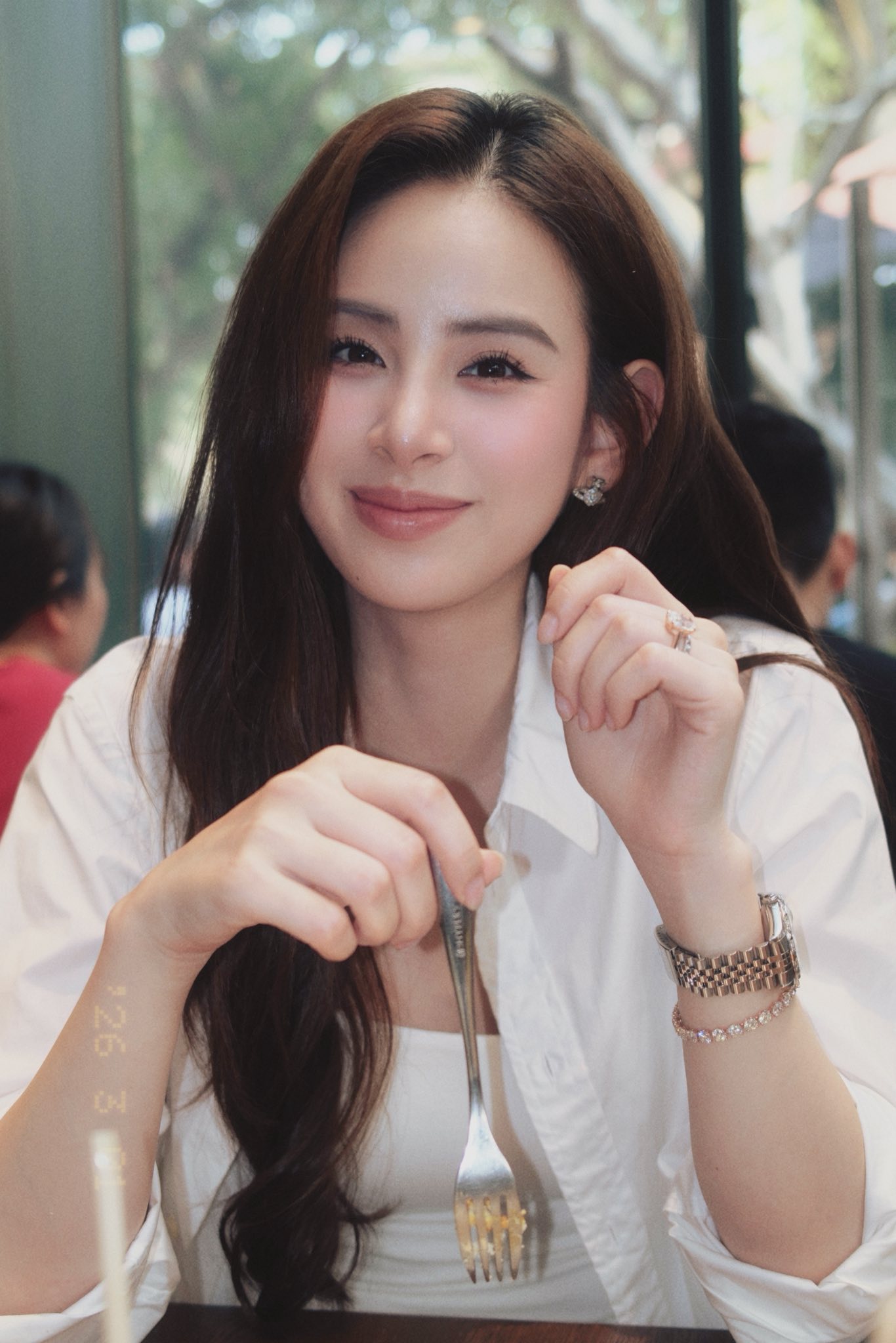 Huong Lien září elegantním stylem „bílá na bílém“ v módě roku 2026 - Foto 9. Hương Liên tỏa sáng với phong cách ' White on White ' đẳng cấp trong thời trang 2026 - Ảnh 9.