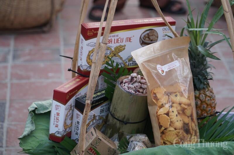 La cuisine de Quang Nam, servie par des vendeurs ambulants, anime la plage de My Khe (ville de Da Nang).