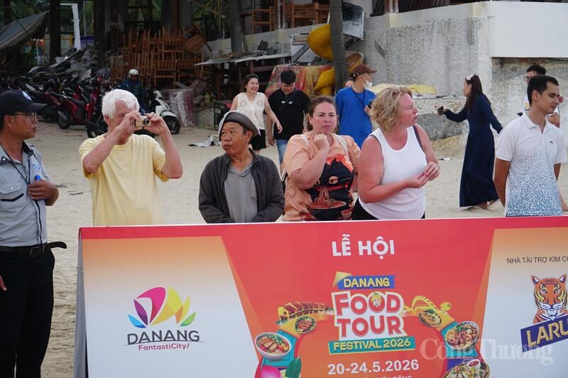 Les touristes apprécient d'observer et de découvrir les stands de nourriture qui mettent en valeur les riches traditions culinaires de Da Nang.