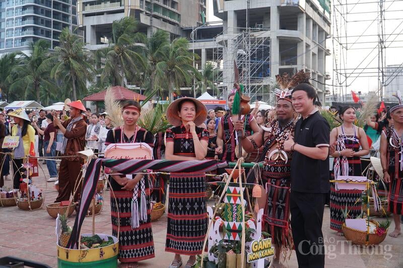À Da Nang, les touristes prennent avec enthousiasme des photos souvenirs avec les vendeurs ambulants.