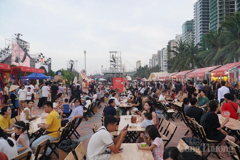 Les habitants et les touristes apprécient la cuisine de Da Nang au parc de la Mer de l'Est (ville de Da Nang).