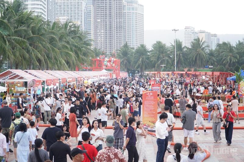 Des dizaines de milliers d'habitants et de touristes ont afflué au Festival gastronomique de Da Nang 2026.
