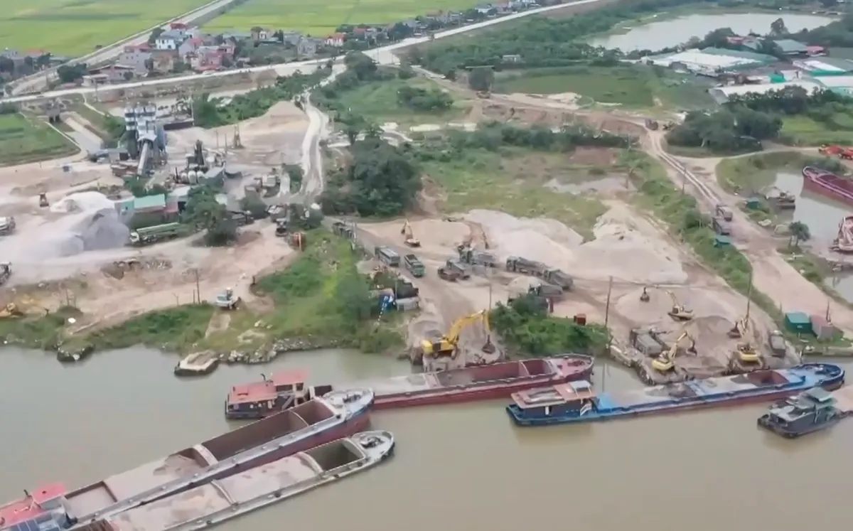 Khu dân cư bụi bặm và ồn ào vì xe tải  - Ảnh 1.