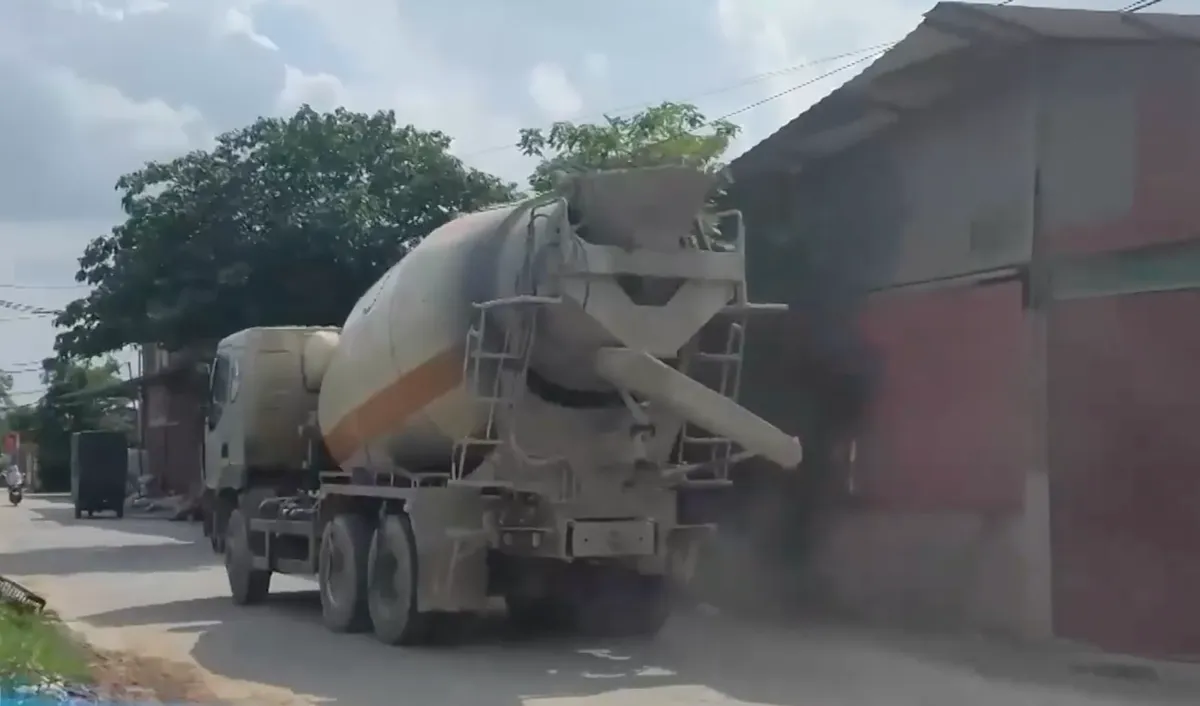 Khu dân cư bụi bặm và ồn ào vì xe tải  - Ảnh 2.