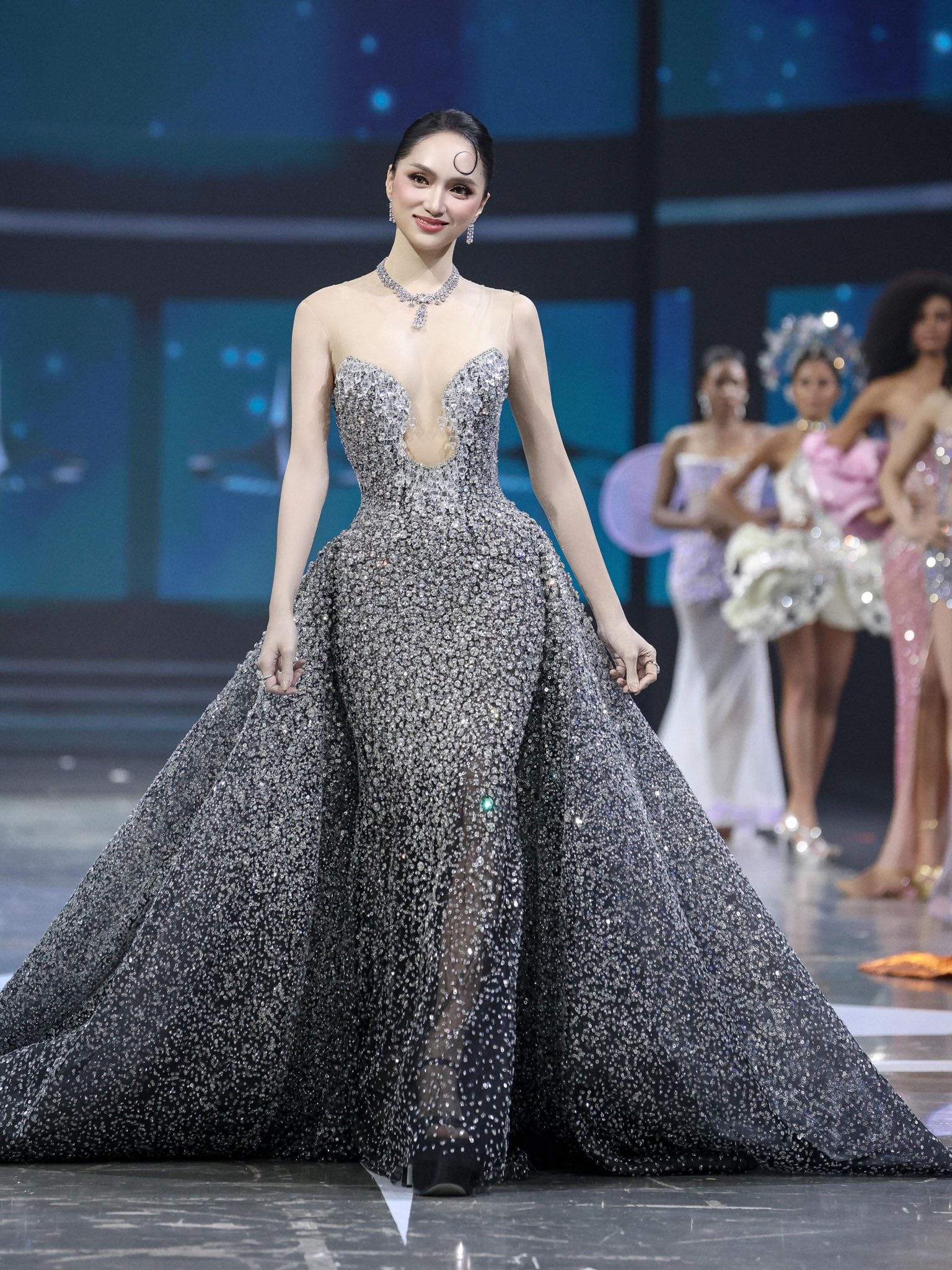 خانم هوئونگ گیانگ با متانت و مهارتهایش در نمایش مد در MGI All Stars 2026 میدرخشد - عکس ۲. Hoa hậu Hương Giang tỏa sáng với thần thái và kỹ năng catwalk tại MGI All Stars 2026 - Ảnh 2.
