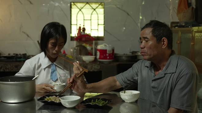 Hoài Thương chăm cha mắc ung thư phổi, nuôi ước mơ làm giáo viên - Ảnh 1.