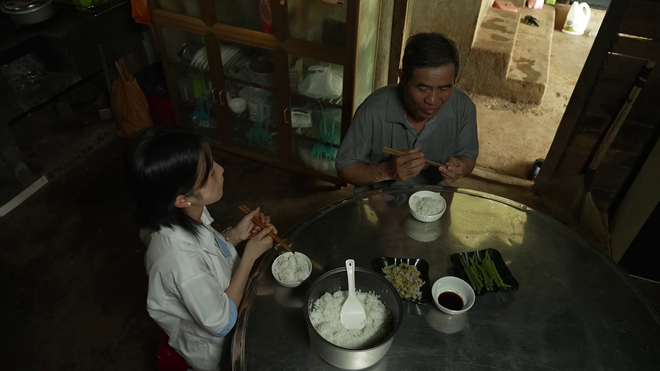 Hoài Thương chăm cha mắc ung thư phổi, nuôi ước mơ làm giáo viên - Ảnh 3.