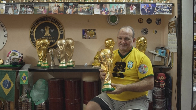 Xưởng thủ công Rio và những chiếc cúp World Cup "bằng xi măng" - Ảnh 1.