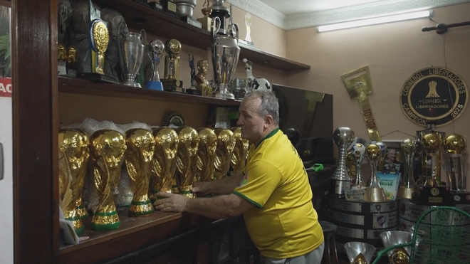 Xưởng thủ công Rio và những chiếc cúp World Cup "bằng xi măng" - Ảnh 2.