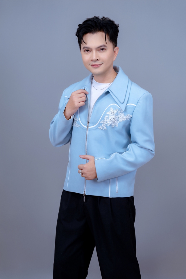 Nam ca sĩ rẽ hướng sang bolero, tiết lộ cuộc sống khi trở thành thầy giáo - Ảnh 2.